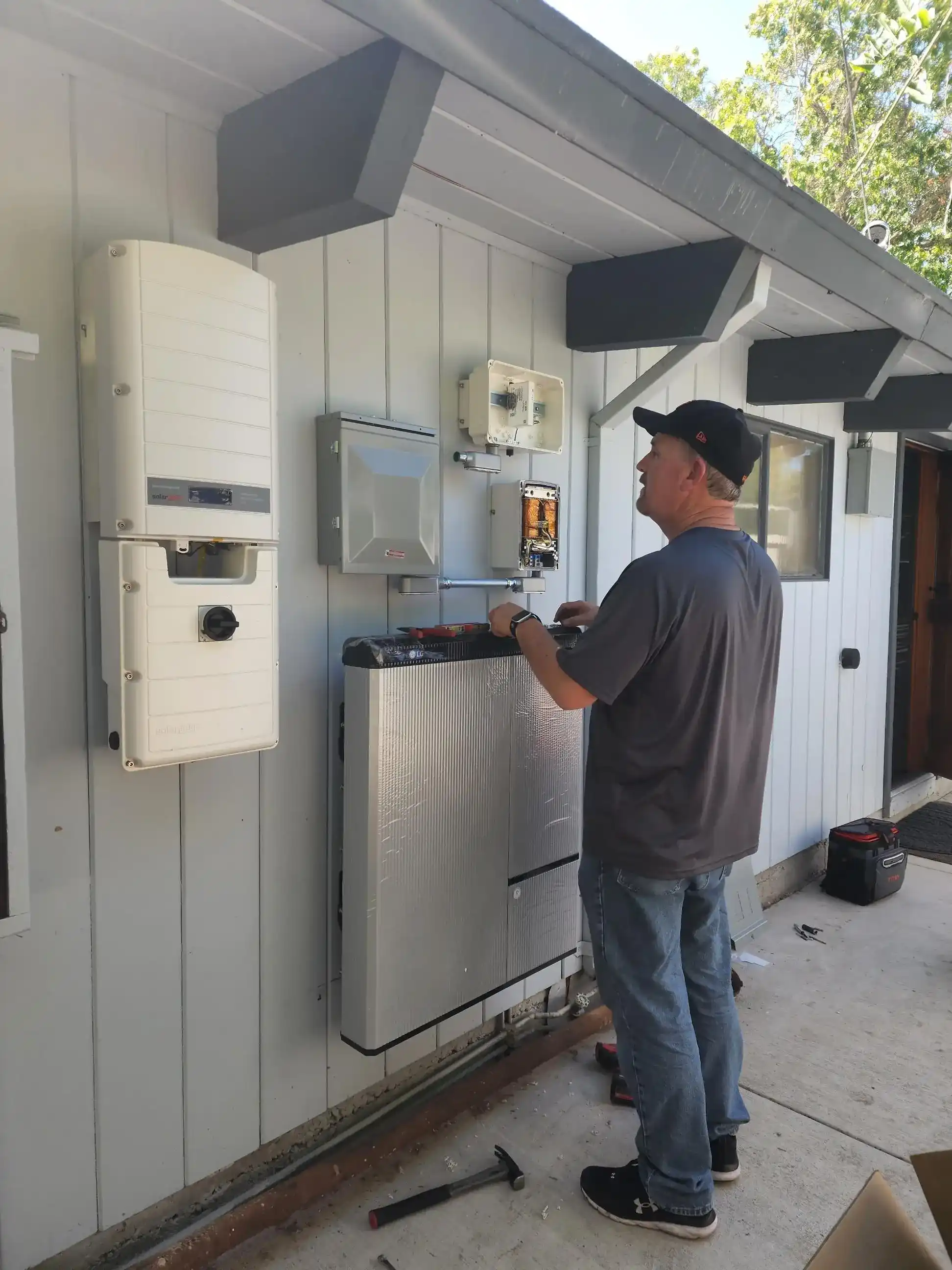 2 roofers performing solar installation