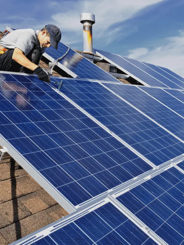 2 roofers performing solar installation